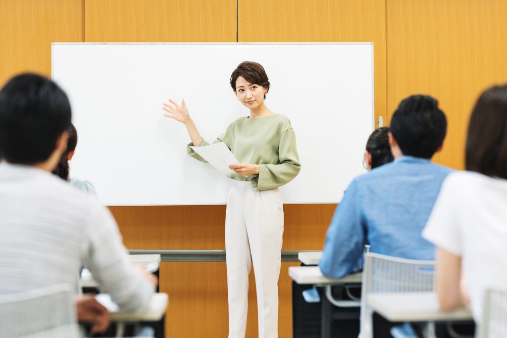 セミナーで話す女性
