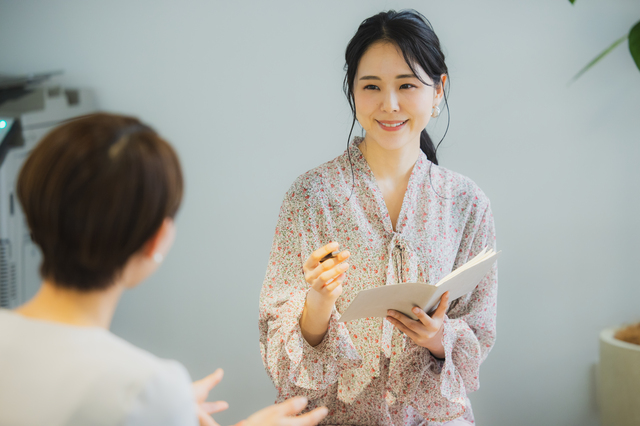 取材している女性